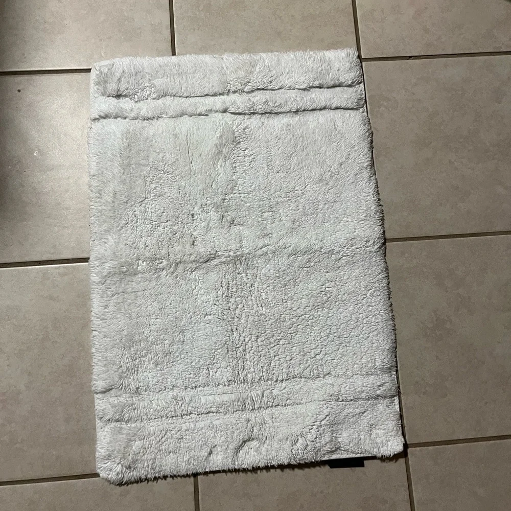 Ralph Lauren small bath rug Size 17 by 25 inches